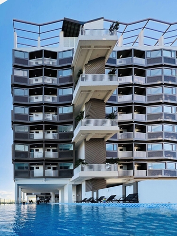 Imagen de la piscina del Hotel Hubomoto WV Suites. Foto 16