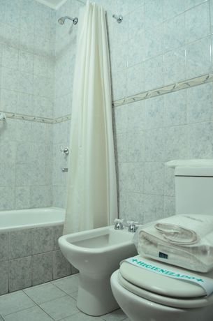 Imagen de la habitación del Hotel Huemul, General Roca. Foto 5
