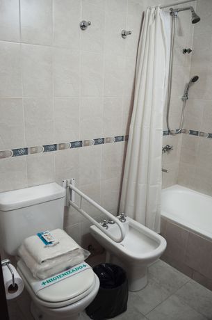 Imagen de la habitación del Hotel Huemul, General Roca. Foto 17