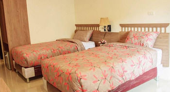 Imagen de la piscina del Hotel Huen Chan Thip. Foto 10