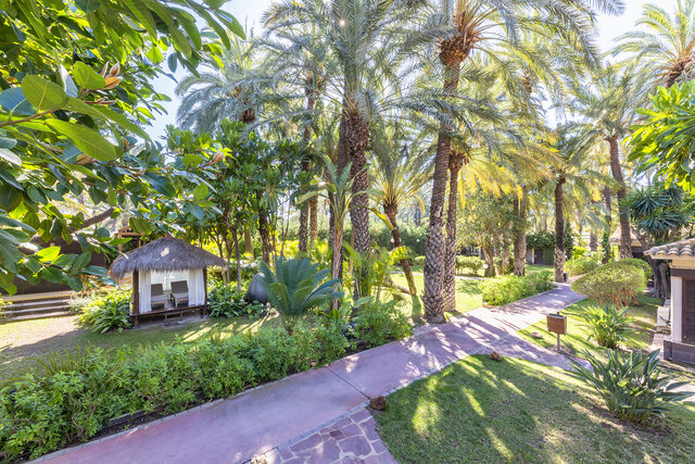 Imagen de los exteriores del Hotel Huerto Del Cura. Foto 9