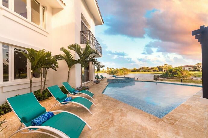 Imagen general del Hotel Huge Villa for Large Groups in Bavaro Cocotal - Up to 16 People With Pool Jacuzzi Chef Maid. Foto 1