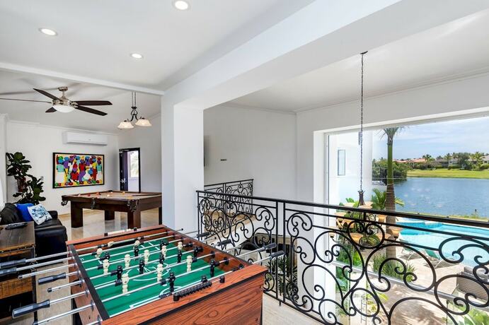 Imagen general del Hotel Huge Villa for Large Groups in Bavaro Cocotal - Up to 16 People With Pool Jacuzzi Chef Maid. Foto 4