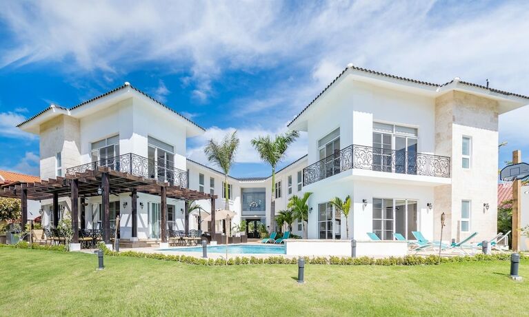 Imagen general del Hotel Huge Villa for Large Groups in Bavaro Cocotal - Up to 16 People With Pool Jacuzzi Chef Maid. Foto 5