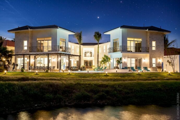 Imagen general del Hotel Huge Villa for Large Groups in Bavaro Cocotal - Up to 16 People With Pool Jacuzzi Chef Maid. Foto 6