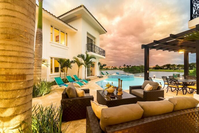 Imagen general del Hotel Huge Villa for Large Groups in Bavaro Cocotal - Up to 16 People With Pool Jacuzzi Chef Maid. Foto 7