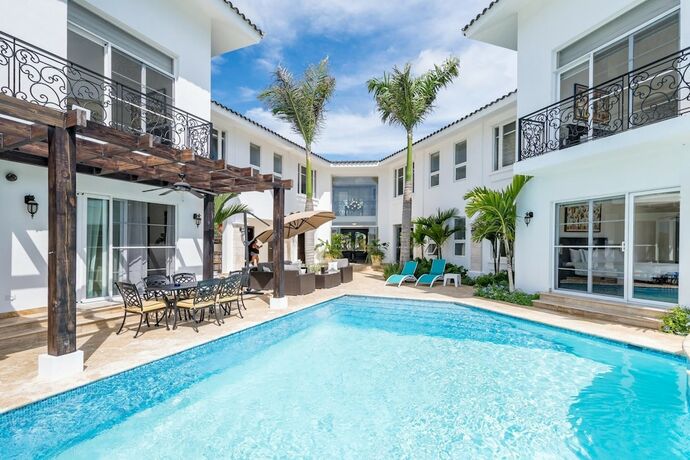 Imagen general del Hotel Huge Villa for Large Groups in Bavaro Cocotal - Up to 16 People With Pool Jacuzzi Chef Maid. Foto 8