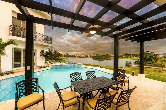 Imagen general del Hotel Huge Villa for Large Groups in Bavaro Cocotal - Up to 16 People With Pool Jacuzzi Chef Maid. Foto 9