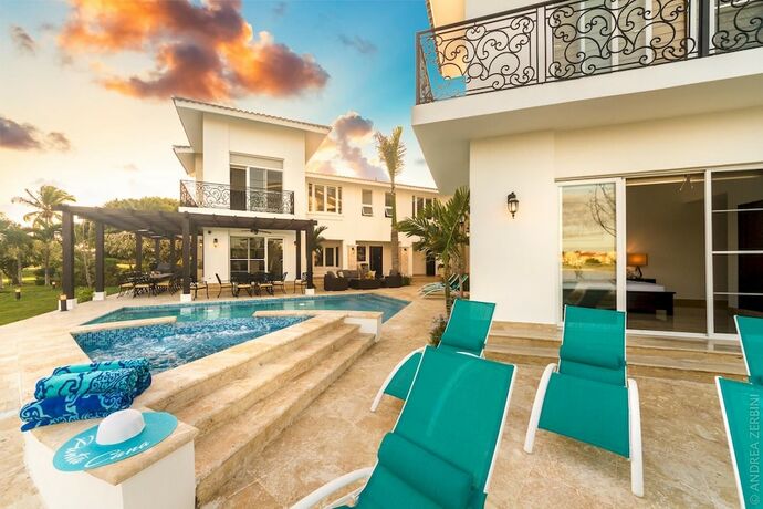 Imagen general del Hotel Huge Villa for Large Groups in Bavaro Cocotal - Up to 16 People With Pool Jacuzzi Chef Maid. Foto 10