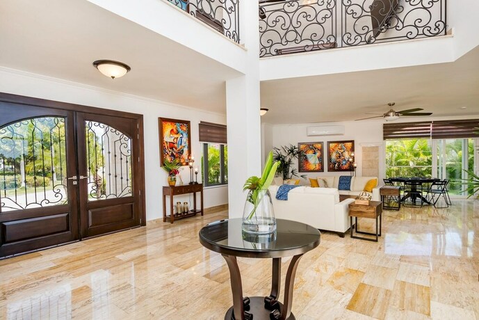 Imagen general del Hotel Huge Villa for Large Groups in Bavaro Cocotal - Up to 16 People With Pool Jacuzzi Chef Maid. Foto 12