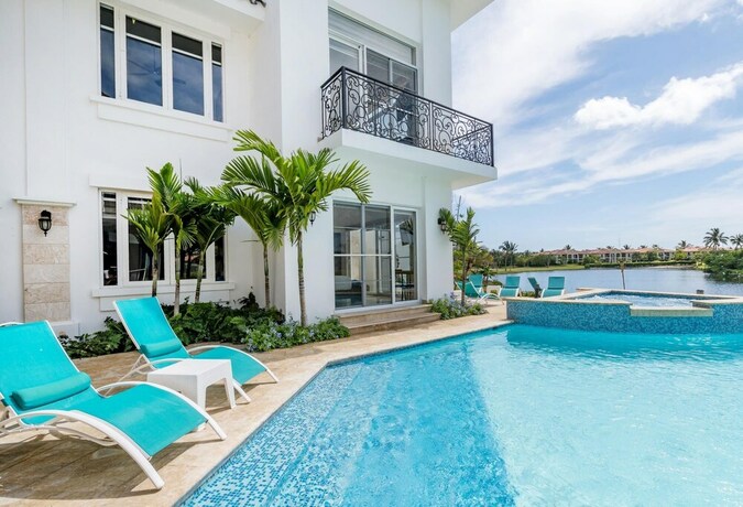 Imagen general del Hotel Huge Villa for Large Groups in Bavaro Cocotal - Up to 16 People With Pool Jacuzzi Chef Maid. Foto 13