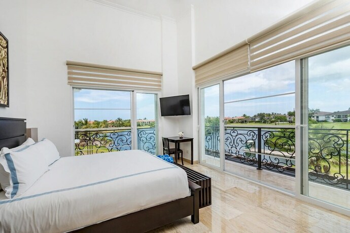 Imagen general del Hotel Huge Villa for Large Groups in Bavaro Cocotal - Up to 16 People With Pool Jacuzzi Chef Maid. Foto 15