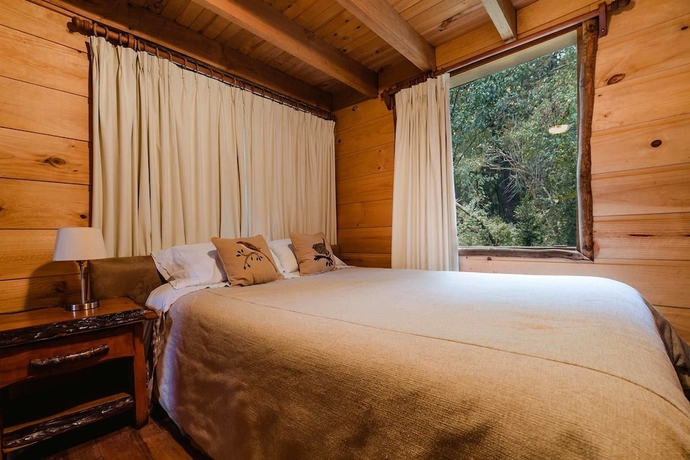 Imagen de la habitación del Hotel Huilo Huilo Cabanas del Bosque. Foto 6