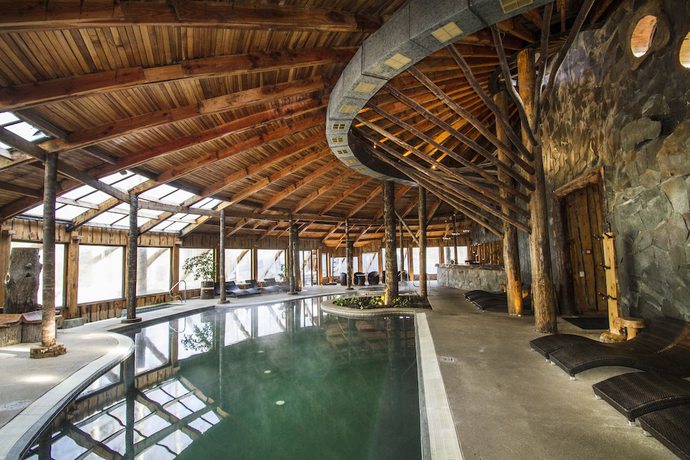 Imagen de la piscina del Hotel Huilo Huilo Reino Fungi. Foto 20