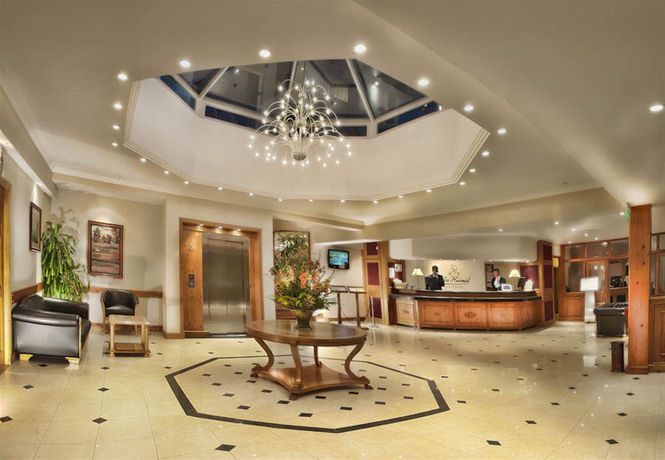 Imagen de la piscina del Hotel Huinid Bustillo and Spa. Foto 16