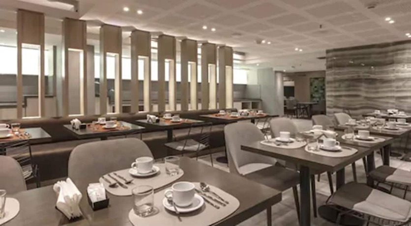 Imagen del bar/restaurante del Hotel Huinid Obelisco. Foto 5