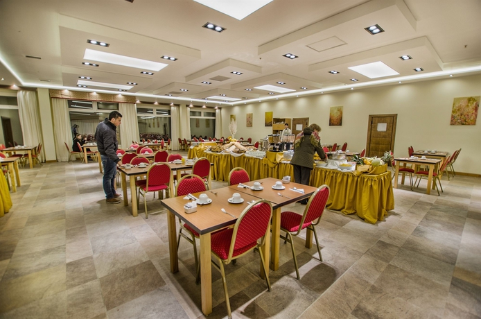 Imagen del bar/restaurante del Hotel Huinid Pioneros. Foto 3