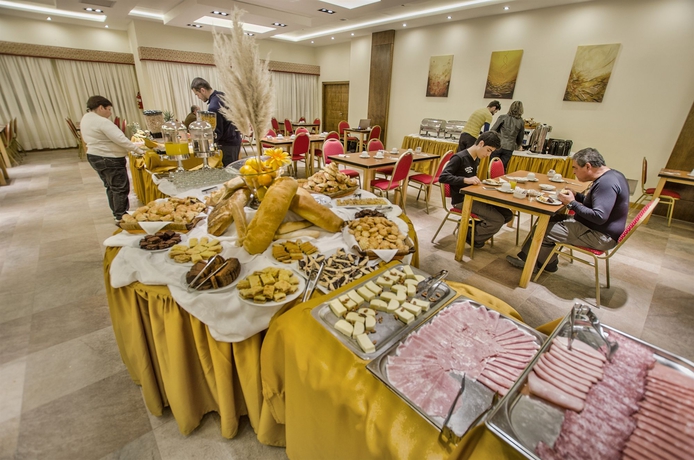 Imagen del bar/restaurante del Hotel Huinid Pioneros. Foto 4