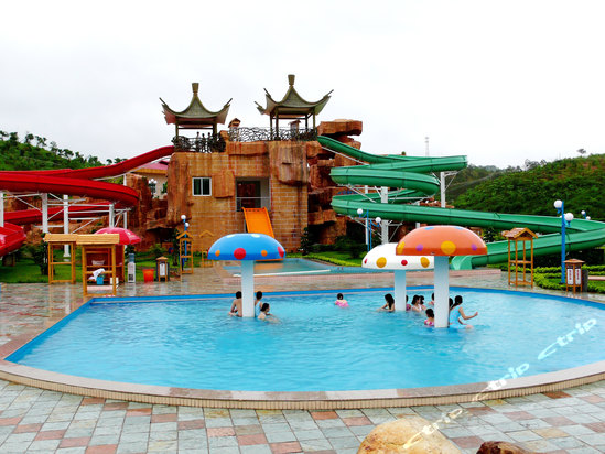 Imagen de la piscina del Hotel Huizhou Coast Hotspring Resort. Foto 6