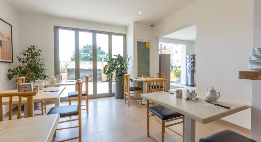 Imagen del bar/restaurante del Hotel Huli Hotel and Apartments. Foto 2