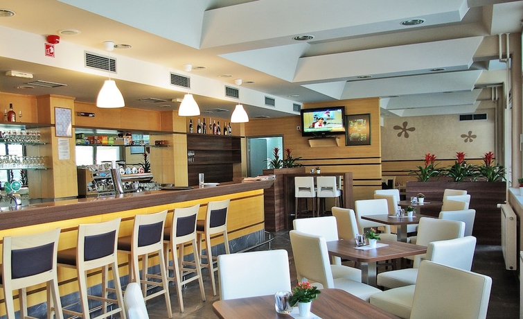 Imagen del bar/restaurante del Hotel Hum Lasko. Foto 2