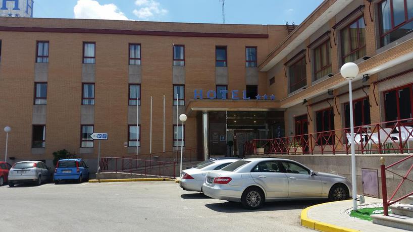 Imagen de los exteriores del Hotel Humanes. Foto 19