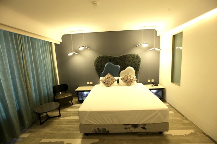 Imagen de la habitación del Hotel Humming Bird and Banquet. Foto 7