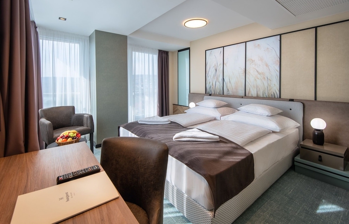 Imagen de la habitación del Hotel Hunguest B&Aacute;L Resort. Foto 11