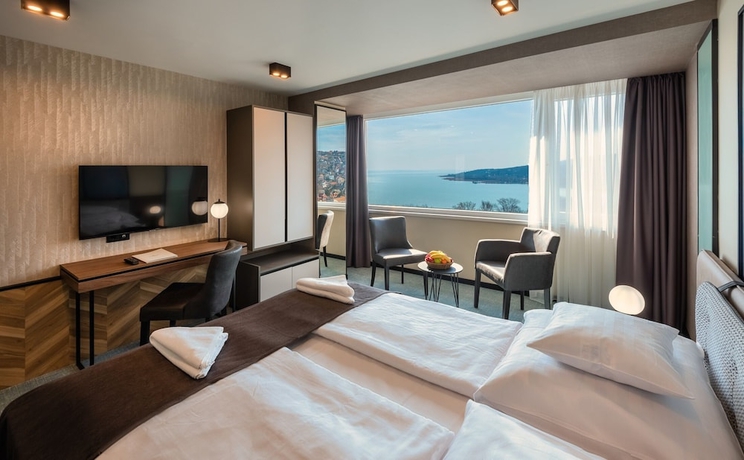 Imagen de la habitación del Hotel Hunguest B&Aacute;L Resort. Foto 15