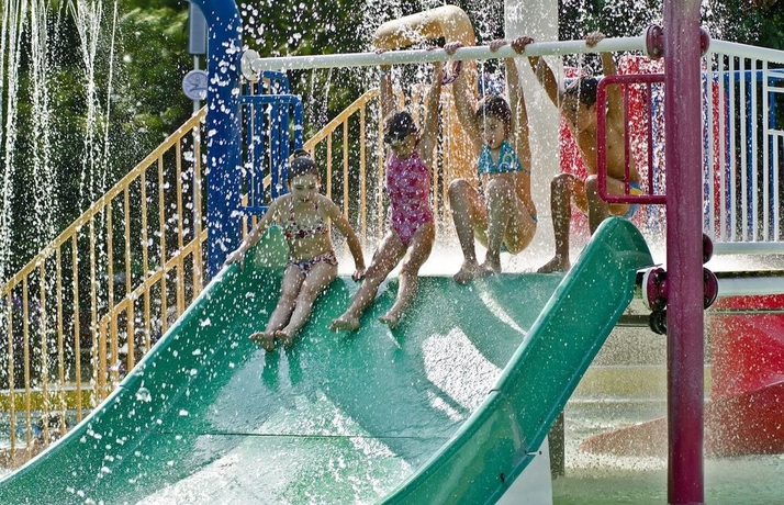 Imagen de la piscina del Hotel Hunguest Gyula. Foto 15