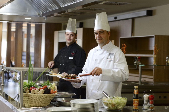 Imagen del bar/restaurante del Hotel Hunguest Gyula. Foto 3