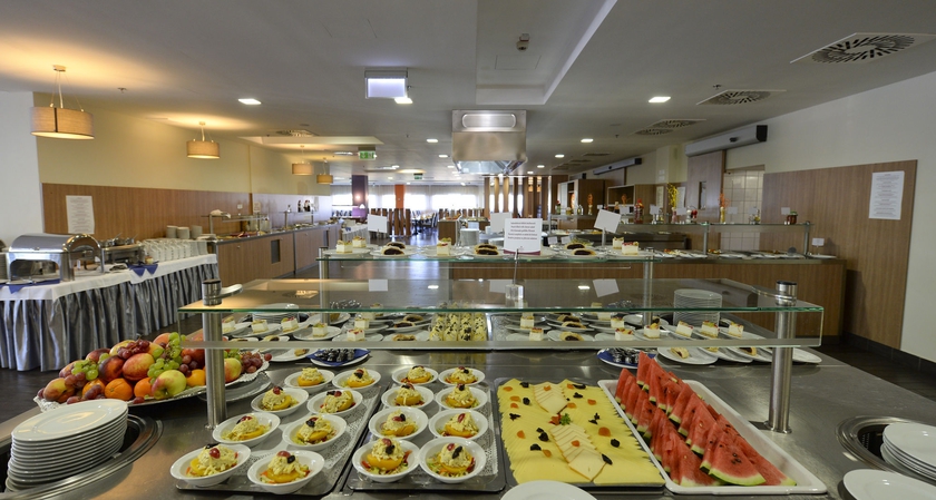 Imagen del bar/restaurante del Hotel Hunguest Gyula. Foto 5