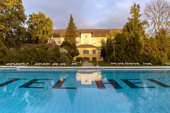 Imagen de la piscina del Hotel Hunguest Helios. Foto 17
