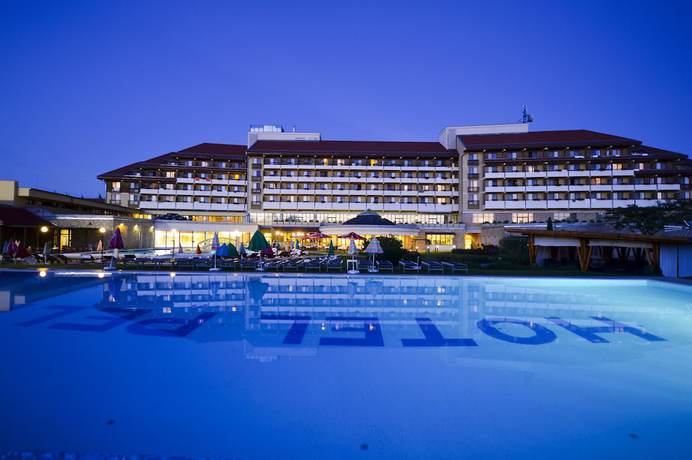 Imagen de la piscina del Hotel Hunguest Pelion. Foto 18