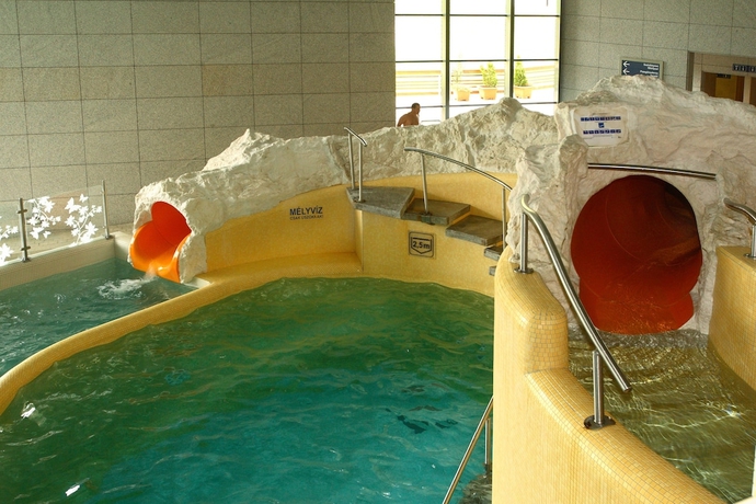 Imagen de la piscina del Hotel Hunguest Saliris. Foto 17