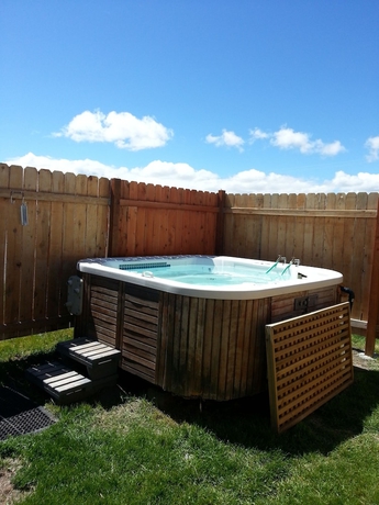 Imagen de la piscina del Hotel Hunters Hot Springs Resort. Foto 14