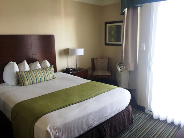 Imagen de la habitación del Hotel Huntington Beach Inn. Foto 6