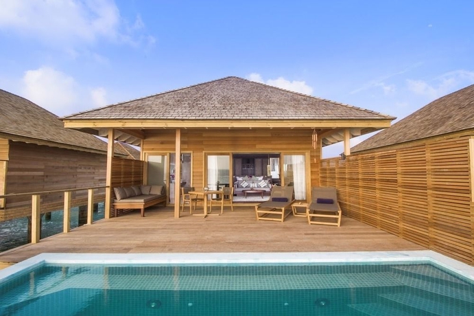 Imagen de la piscina del Hotel Hurawalhi Island Resort. Foto 9