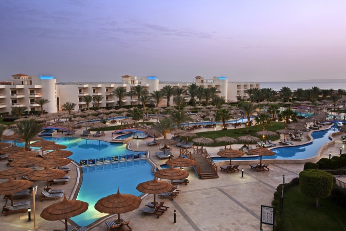 Imagen de la piscina del Hotel Hurghada Long Beach Resort. Foto 15