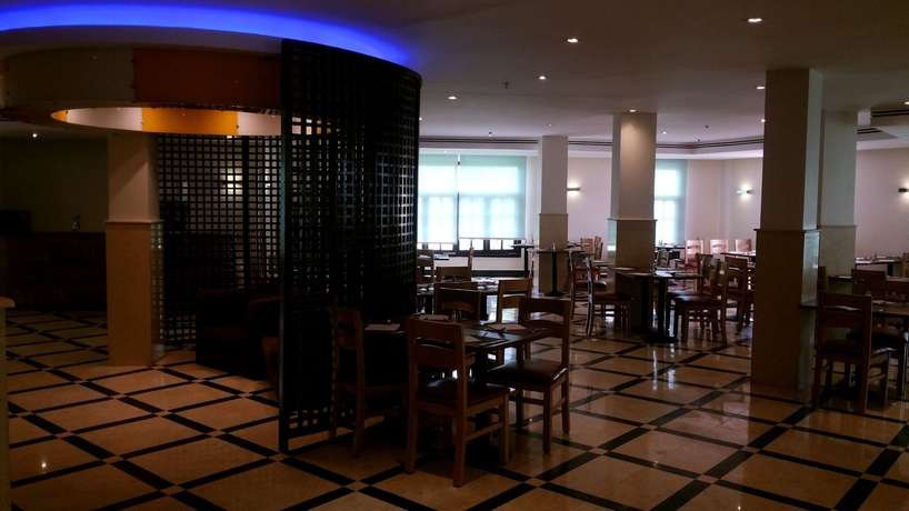 Imagen del bar/restaurante del Hotel Hurghada Long Beach Resort. Foto 6