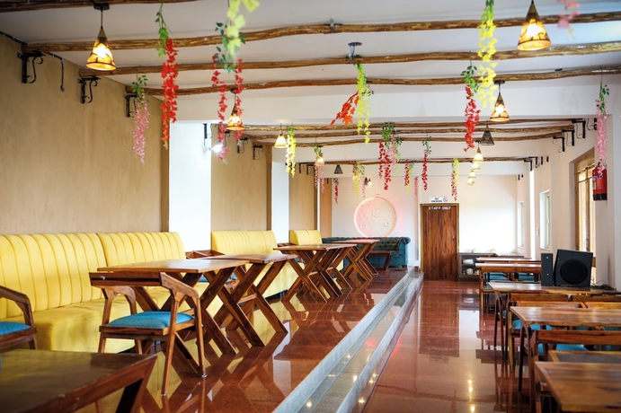 Imagen del bar/restaurante del Hotel Hushvan Resorts. Foto 7