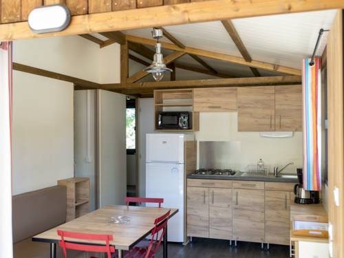 Imagen de la habitación del Hotel Huttopia Beaulieu Sur Dordogne. Foto 6