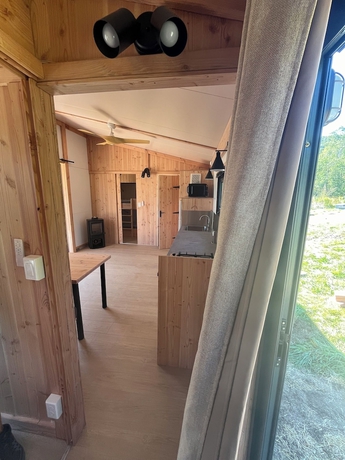 Imagen de la habitación del Hotel Huttopia Berkshires. Foto 8