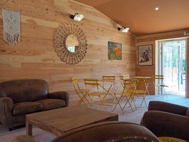 Imagen de los interiores del Hotel Huttopia Fontvieille. Foto 18