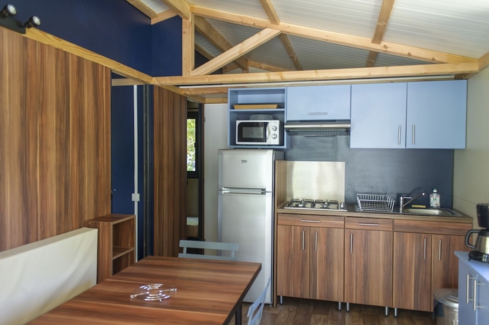 Imagen de la habitación del Hotel Huttopia Fontvieille. Foto 11