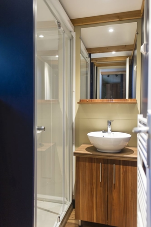 Imagen de la habitación del Hotel Huttopia Fontvieille. Foto 13