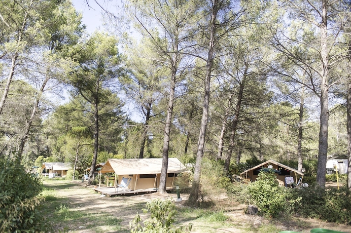 Imagen de los exteriores del Hotel Huttopia Fontvieille. Foto 15
