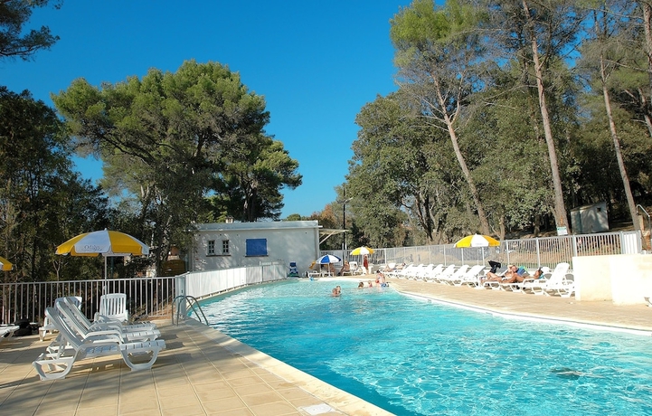 Imagen de la piscina del Hotel Huttopia For&ecirc;t De Janas. Foto 7