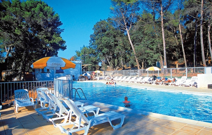 Imagen de la piscina del Hotel Huttopia For&ecirc;t De Janas. Foto 8