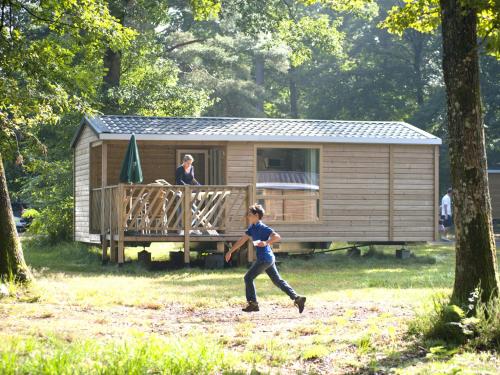 Imagen de la habitación del Hotel Huttopia Lac De Sille. Foto 7